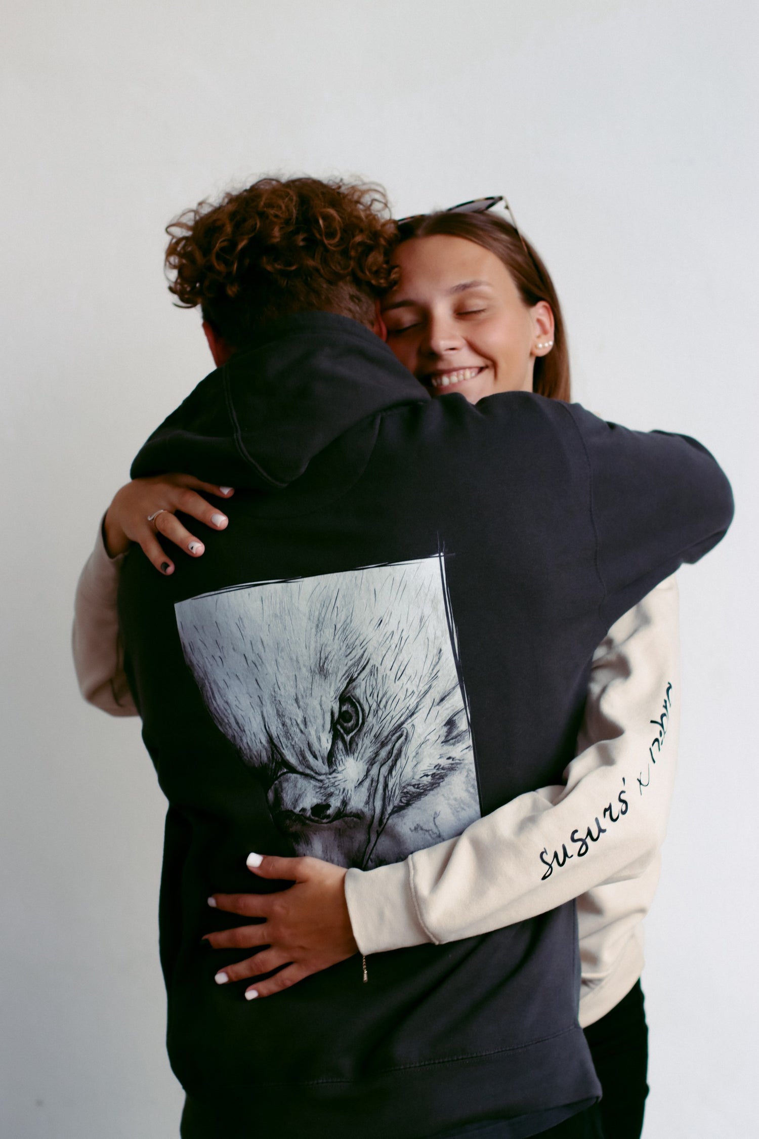 Visual representation two people hugging with smile in comfortable niiberg hoodies